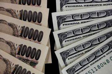 Dolar jatuh jelang data inflasi AS, masih di tertinggi sebulan vs yen