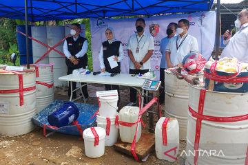 Puluhan drum berisi EG yang dipalsukan tersembunyi di kebun pisang