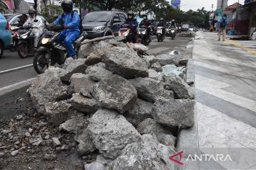 Membahayakan pengendara, puing pembangunan trotoar berserakan di jalan Margonda Depok