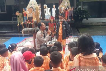 Ketika polisi kenalkan sosok pahlawan dengan wayang