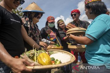 Tradisi Berbagi Hasil Bumi di Poso