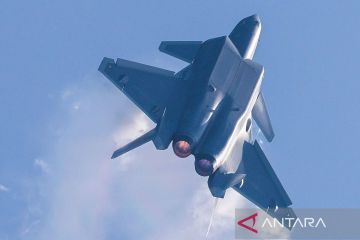 Aksi manuver pesawat tempur siluman J-20 China