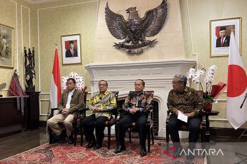 Menpora ucapkan selamat pada Akbar Tandjung atas anugerah dari Jepang