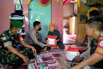 TNI-Polri Melawi berikan bantuan paket sembako untuk veteran