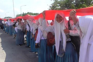 Merah Putih terbentang di Jembatan Suramadu peringati Hari Pahlawan