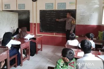 Anggota Polres Cianjur menjadi guru bahasa Inggris di sekolah pelosok