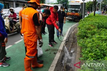 Pemkot Jakpus bersihkan seluruh tali air untuk cegah genangan