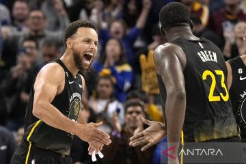 Stephen Curry cetak 33 poin saat Warriors gasak Jazz 129-118