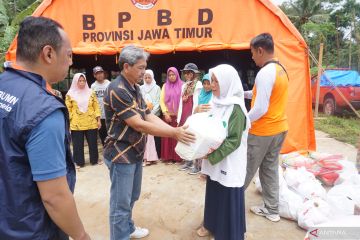 Trenggalek bangun tenda darurat untuk pengungsi korban tanah gerak