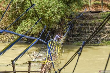 Jembatan putus akibat banjir bandang di Ciamis