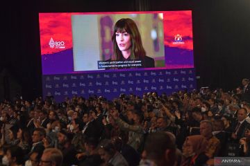 Anne Hathaway memberi paparan di B20 Summit Indonesia