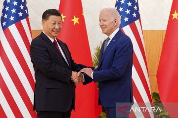 Jabat tangan erat Presiden AS Joe Biden dan Presiden China Xi Jinping di KTT G20 di Bali