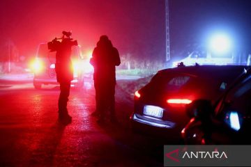 Polisi blokade jalan setelah terjadinya dua ledakan di Przewodow Polandia