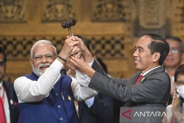 Presiden Jokowi menyerahkan palu kepemimpinan G20 kepada PM India Narendra Modi