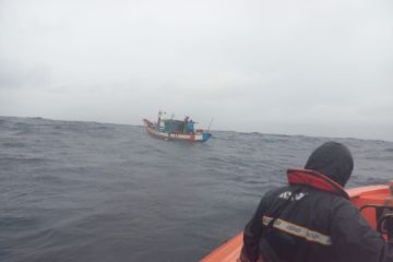 Basarnas Padang selamatkan empat nelayan terapung belasan jam di laut