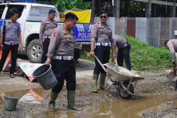 Polres Melawi gelar aksi perbaikan ruas jalan provinsi yang rusak