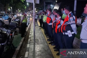 Petugas gabungan tertibkan kendaraan yang parkir liar di Jaksel