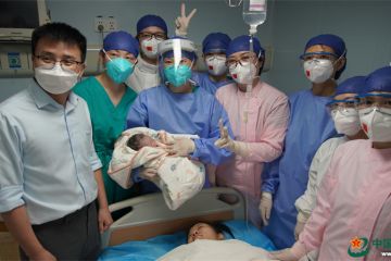 Bayi lahir di kapal rumah sakit Peace Ark saat sandar di Jakarta
