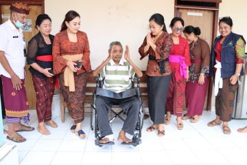 K3S Denpasar serahkan bantuan kursi roda untuk para lansia