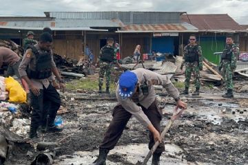 TNI-Polri bersinergi bersihkan lokasi yang dibakar massa di Dogiyai