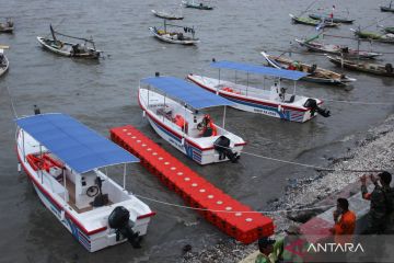 Bantuan perahu wisata bermotor di pantai Kenjeran