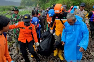 Evakuasi jenazah korban tanah longsor di Gowa
