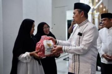 Gubernur Riau Salurkan 450 Paket Sembako