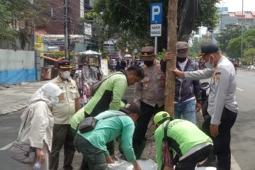 Pemkot Jakbar  gandeng PKL tanam dan rawat pohon di jalan Mangga Besar
