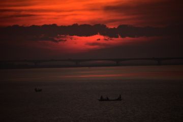 Potret "senja merah" saat matahari terbenam di Sungai Brahmaputra