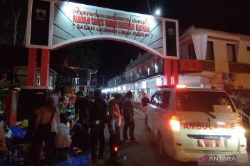 Ambulans masih lalu-lalang hingga malam di RSUD Cianjur setelah gempa