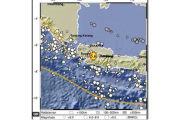 Gempa guncang Jakarta, sejumlah pekerja kantoran keluar gedung