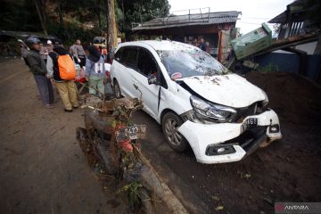 Evakuasi mobil terbawa longsor akibat gempa di Cianjur