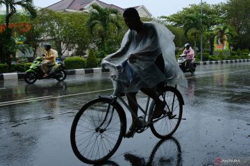 Hujan lebat berpeluang mengguyur sebagian besar wilayah Indonesia