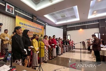 Mas dan Mbak Kampung Wisata Yogyakarta dibekali public speaking