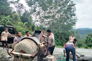 Puluhan pramuka Trenggalek perbaiki jalan rusak terdampak bencana