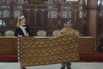 Putri Kecantikan Swiss lelang batik untuk korban gempa di Cianjur