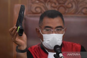 Jaksa tunjukkan sejumlah barang bukti di sidang kasus pembunuhan Brigadir J