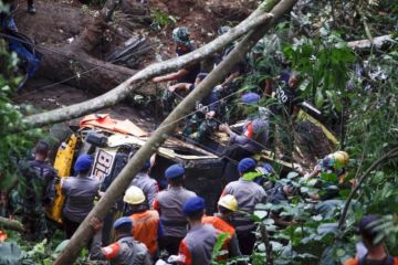 Evakuasi Mobil Terbawa Longsor Akibat Gempa Di Cianjur