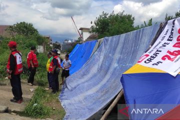 Bupati Cianjur minta warga rumahnya rusak mengungsi pada malam hari