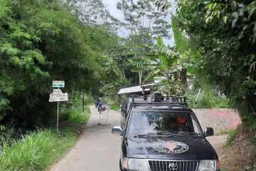 Warga gempa Cianjur minta bantuan di jalan