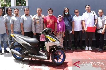 Polrestro Jaktim kembalikan sepeda motor korban pencurian di Cipayung