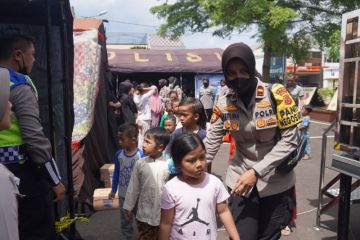 Sejumlah polwan menghibur anak-anak yang terdampak gempa di Cianjur