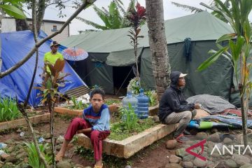 Warga gempa Kampung Rawacina Cianjur dirikan tenda di tanah kuburan