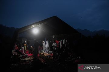 Pengungsi bencana gempa Cianjur berlindung di bawah tenda pengungsian