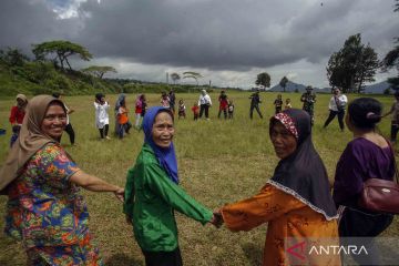 Pengungsi bencana gempa Cianjur bermain bersama saat terapi trauma healing