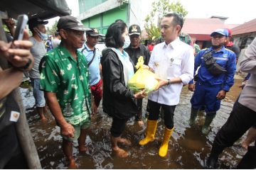 Wali Kota Palangka Raya serahkan bantuan untuk ratusan korban banjir