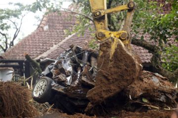 Bangkai mobil tertimbun longsor mulai dievakuasi
