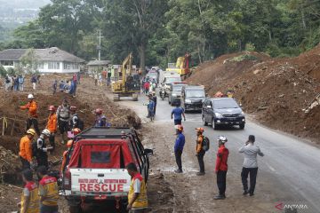 Jalan tertutup longsor di Cianjur kembali dilalui kendaraan