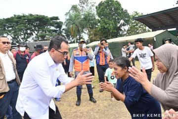 Menhub kunjungi pengungsi dan serahkan bantuan korban gempa Cianjur