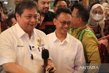 Menko Airlangga serahkan KUR Rp400 juta ke pedagang Flamboyan Kalbar